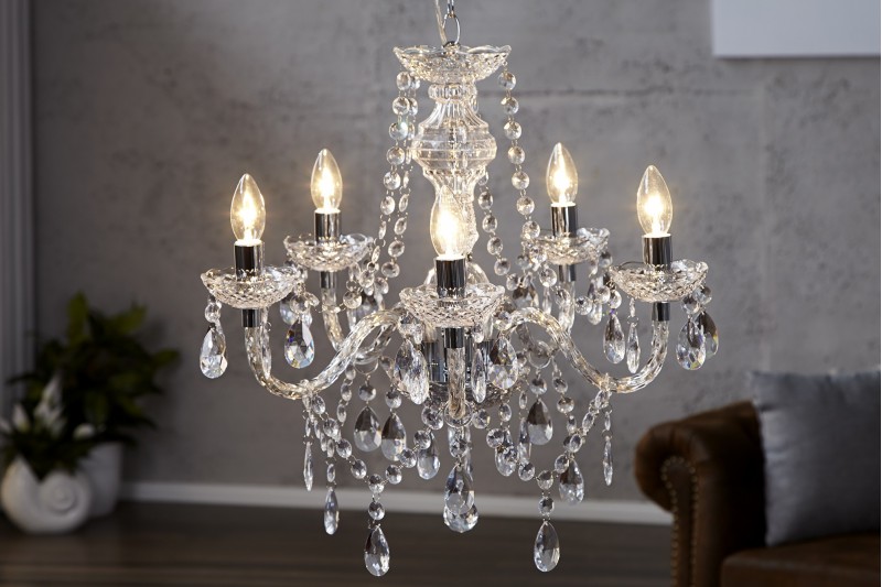 Lustre transparent suspendue  avec 5 bougies