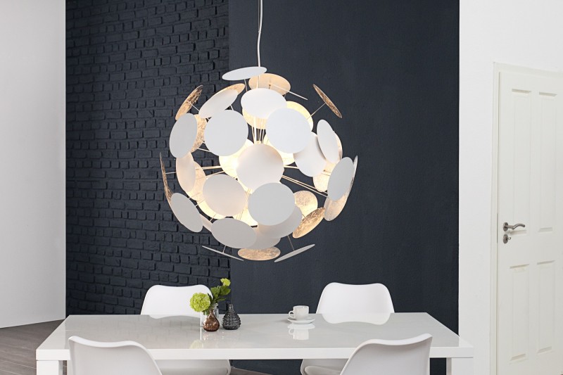 Lampe suspendue design boule en métal coloris blanc argenté