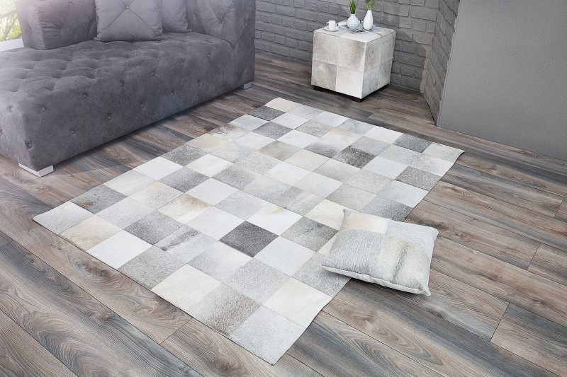 Tapis style patchwork en vraie fourrure teinté gris