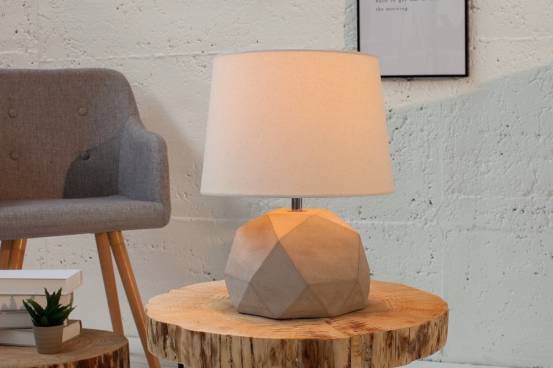 Lampe à poser contemporaine en béton coloris beige avec abat-jour en tissu